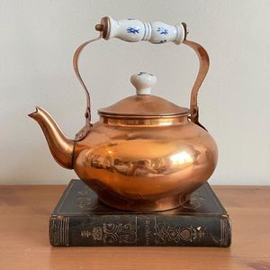 Impresionante hervidor de cobre puro de estilo antiguo con detalles intrincados, perfecto para la elaboración tradicional de té y la decoración del hogar. - Product Image 5