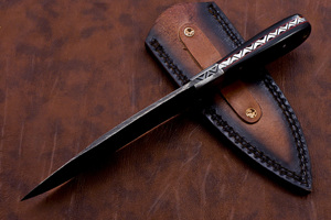 Couteau de chasse OEM personnalisable en acier Damas, poignée en résine turquoise, gaine en cuir à motif torsadé pour EDC - Product Image 4