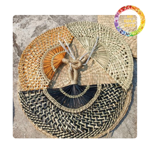 Abanico de mano vietnamita hecho a mano con hierba marina, con diferentes formas y colores - Product Image 6