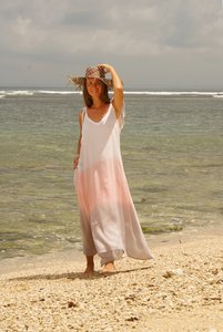 Robes élégantes de haute qualité pour dames Dernier produit fabriqué à la main Nouveau design Taille naturelle Costumes pour femmes pour la fête - Product Image 3