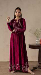 Atuendo Moderno Pakistaní para Eid y Ocasiones Especiales, Hermoso Diseño de Camisa Larga Hecha a Mano - Product Image 4