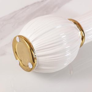 Vase à fleurs moderne en métal et céramique avec motif feuille d'or Pièce maîtresse décorative élégante de style nordique - Product Image 2