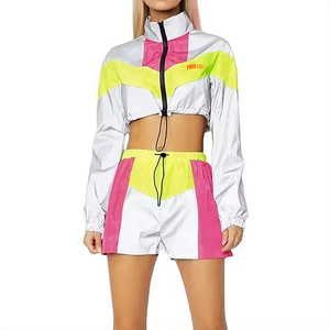 Conjunto de 2 piezas cortavientos personalizado al por mayor para mujer: Chaqueta corta con cremallera y pantalones cortos, chándal deportivo estilo urbano con bloques de color. - Product Image 1