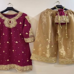 Traje Étnico VASTRA COTTAGE para Mujer, Top Bordado en Georgette Sintético Pesado, Plazo y Dupatta con Lentejuelas, para Fiestas - Product Image 4