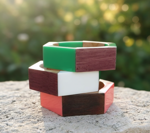 Brazalete Artesanal de Resina Geométrica y Madera |   Atractivo Brazalete Hexagonal de Madera |   Brazalete Bohemio de Estilo Artesanal Multicolor - Product Image 3
