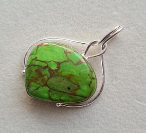 Pendentif artisanal en argent sterling 925, pierre précieuse turquoise verte cuivrée, forme de cœur, serti clos, bijou unique, style bohème - Product Image 3