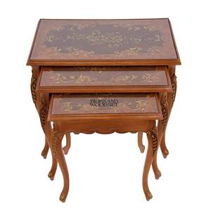 ชุดโต๊ะไม้แบบซ้อนกันสไตล์คลาสสิก พร้อมงานศิลปะตกแต่งสีทองและขาโค้งหรูหราสำหรับตกแต่งบ้านอย่างมีระดับ - Product Image 5