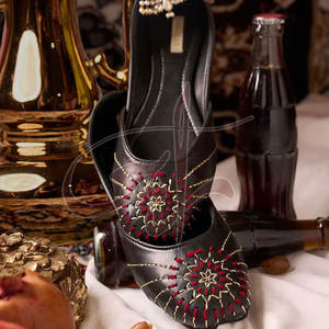 Khussa para Mujer en Tonos Tierra, Cuero Marrón Cálido Antideslizante, Estilo Rústico pero Elegante, Diseño Exquisito con Corte Láser, para Todas las Temporadas - Product Image 5