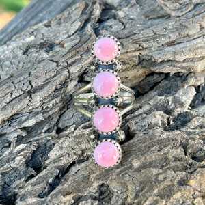 Vòng vỏ ốc xà cừ màu hồng thủ công bằng Bạc Sterling với <span class=keywords><strong>4</strong></span> viên đá tự nhiên cho một cái nhìn vượt thời gian - Product Image 2