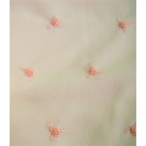 Tissu à broder avec motif à carreaux et roses en point de croix - Product Image 1