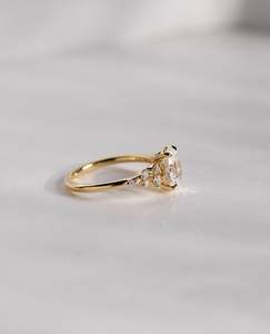 แหวนหมั้นเพชรทรงรี VS1 น้ำหนัก 2.20 กะรัต ผลิตในห้องปฏิบัติการ ได้รับการรับรองจาก IGI ดีไซน์วินเทจประดับเพชรแบบคลัสเตอร์ ตัวเรือนทองคำแท้ 14K สีเหลืองทอง สำหรับงานแต่งงาน - Product Image 4