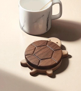 Posavasos de madera oscura texturizada con ranuras radiales profundas para una sensación única. Disponible a precios de mayoreo. - Product Image 2