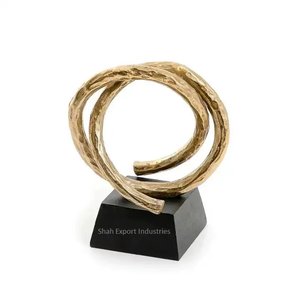 Increíble diseño de metal de forma irregular anillo de oro escultura de soporte con base negra escultura abstracta decorativa para el hogar - Product Image 1