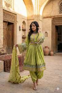 Robes afghanes Kuchi vintage de haute qualité, respirantes, manches longues, décontractées, pour les fêtes, robe afghane pour femmes, disponible à la vente - Product Image 2