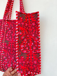 Imprimé floral rouge indien fait à la main coton matelassé réversible bloc impression sacs à provisions pour les femmes - Product Image 5