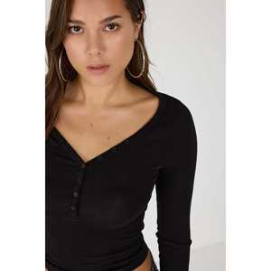 Camiseta con cuello en V y detalle de botones - Product Image 3