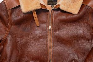 Veste en cuir de haute qualité avec boutons en fausse fourrure et fermeture éclair - Product Image 2