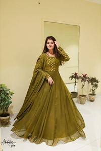 Robe maxi en mousseline de soie Anarkali de créateur ethnique pour femmes Lehenga Choli sans plis pour les fêtes - Product Image 6