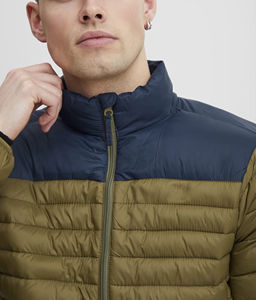 Veste matelassée légère pour homme, camouflage, à capuche, vert olive, panneaux d'épaule marine, matelassée, imperméable, coupe-vent, fermeture éclair sur le devant - Product Image 5