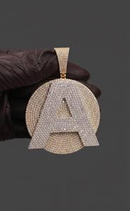 Pendentif Hip Hop en Argent 925 Jaune avec Moissanite Incolore et Diamants Sertis, Design Rond, Idéal pour les Rappers et les Tenues de Soirée - Product Image 3