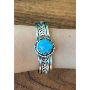 Brazalete de Plata de Ley 925 Turquesa Kingman de Rick Enriquez, Hecho a Mano, Moderno, para Mujer, Ideal para Bodas y Fiestas - Product Image 2
