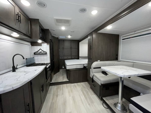 รถบ้านมือสอง Coachmen Prism Class C RV Camper Motorhome ปี 2022 2023 2020 ขายส่ง มีสีให้เลือกตามสั่ง ไมล์น้อย 4-6 ที่นั่ง - Product Image 3