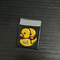Étiquette de vêtement personnalisée en taffetas de polyester tissé avec logo sur mesure, écologique, pour maillots de bain, pliée en bout