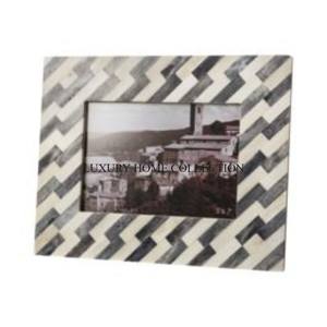 Luxueux cadre photo en métal en aluminium avec finition polie et motifs floraux parfait mettant en valeur des photos de mariage ou de fiançailles - Product Image 5