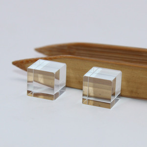 Prisma Óptico Personalizado de Silica Fundida em Ângulo Reto Redondo com Revestimento AR e Suporte Personalizado - Product Image 1