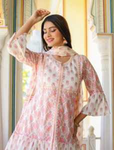 Ensemble Kurti en coton imprimé floral rose pour femmes avec col rond et manches bouffantes, stylé avec Sharara et dupatta assorti - Product Image 2