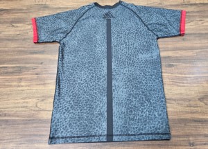 MMA เสื้อแรชการ์ดพิมพ์ซับลิเมชันกำหนดเอง240ป้องกันอัลทวอยเลต์ GSM การบีบอัดการต่อสู้แบบผดผื่น BJJ ผลิตในปากีสถาน - Product Image 2