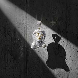 Pendentif de luxe avec portrait religieux couronné de zircons pavés, accents argent et or, pendentif statement glacé, bijoux de luxe inspirés de la foi - Product Image 4