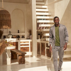 Chaqueta Casual de Lana Negra 100% Impermeable, Autónoma, con Cierre Lateral y Bolsillos, Acabado Ecológico para Exteriores - Product Image 1