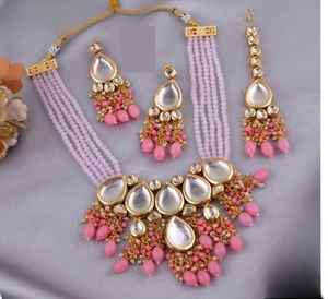 Conjunto de collar Kundan tradicional indio de alta calidad con pendientes Maang Tikka hecho a mano en latón para ocasiones especiales de mujer - Product Image 1