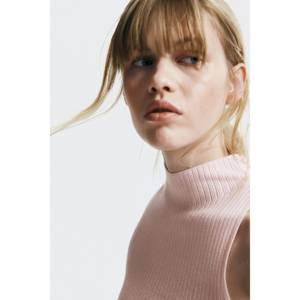 Haut tricoté décontracté d'été avec col polo bas et décoration boutonnée - Product Image 1