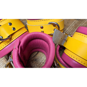 Menottes, attaches de cheville et collier de bondage rembourrés jaunes et roses extrêmement provocants - Product Image 3