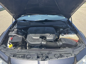 Chrysler 300 Tour 2020 d'occasion en bon état, propulsion arrière, transmission automatique, sièges en tissu, toit ouvrant panoramique, caméra de recul 360° - Product Image 3