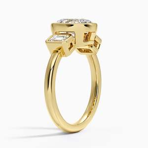 Bague de fiançailles pour femme en or 14K/18K avec trois pierres, diamant ovale cultivé en laboratoire et pierres latérales émeraude, certifiée IGI. - Product Image 3