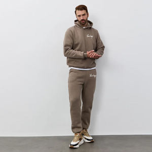 Ensemble de survêtement homme marron taupe avec sweat à capuche imprimé script sur la poitrine et pantalon de jogging à revers, vêtements de sport actifs - Product Image 3
