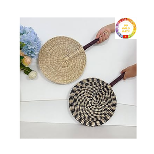 พัดสานมือจากหญ้าทะเลและใบปาล์ม ดีไซน์ทันสมัย เป็นมิตรต่อสิ่งแวดล้อม เหมาะสำหรับงานแต่งงานกลางแจ้งในฤดูร้อน - Product Image 1