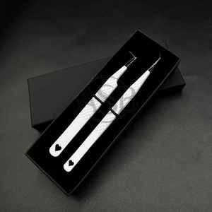 Pinzas para pestañas con agarre de diamante en blanco y negro con logotipo personalizado Pinzas para pestañas con punta de fibra en forma de corazón de acero inoxidable sostenible - Product Image 1