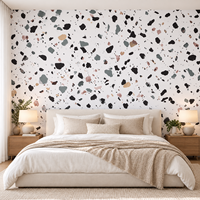 Papier peint MORLENX à motif terrazzo blanc avec des copeaux noirs, gris et pastel pour salon, chambre et café