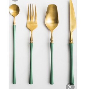 Ensemble de couverts en acier inoxydable finition dorée, brillant et durable, parfait pour les dessus de table élégants et les ustensiles de cuisine polyvalents - Product Image 1