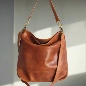 Sac hobo tendance en cuir tanné pour femme, sac à bandoulière souple, sac à main vintage couleur cognac bonbon, avec poche zippée et deux lanières - Product Image 1