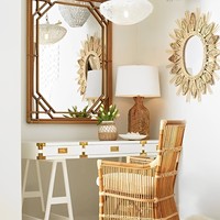 Fauteuil en rotin naturel artisanal avec un design élégant à dossier haut et un coussin moelleux pour salon et villa