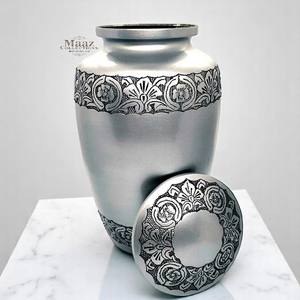 Urne décorative élégante en argent de style américain avec gravure florale complexe Urnes de crémation en gros des collections Maaz - Product Image 1