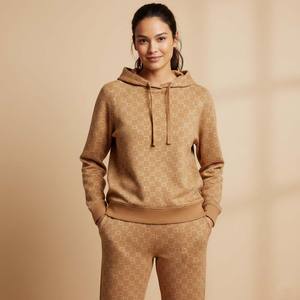 Ensemble de survêtement de luxe personnalisé en velours et coton pour femme, comprenant un sweat à capuche et un pantalon de survêtement moulant court, deux pièces - Product Image 3