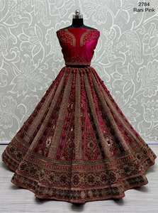 ชุดเจ้าสาวออกแบบโดย lehenga choli กับงานแผ่นปะที่หนักหน่วง - Product Image 3