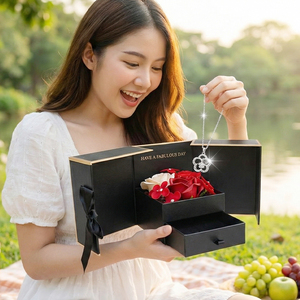 Set Regalo Personalizzato con Catena in Platino e Rose, Scatola per Gioielli a Forma Speciale per Regali - Product Image 5