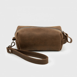 Pochette cosmétique simple en microfibre marron avec fermeture éclair et dragonne, trousse de toilette portable pour le voyage - Product Image 2